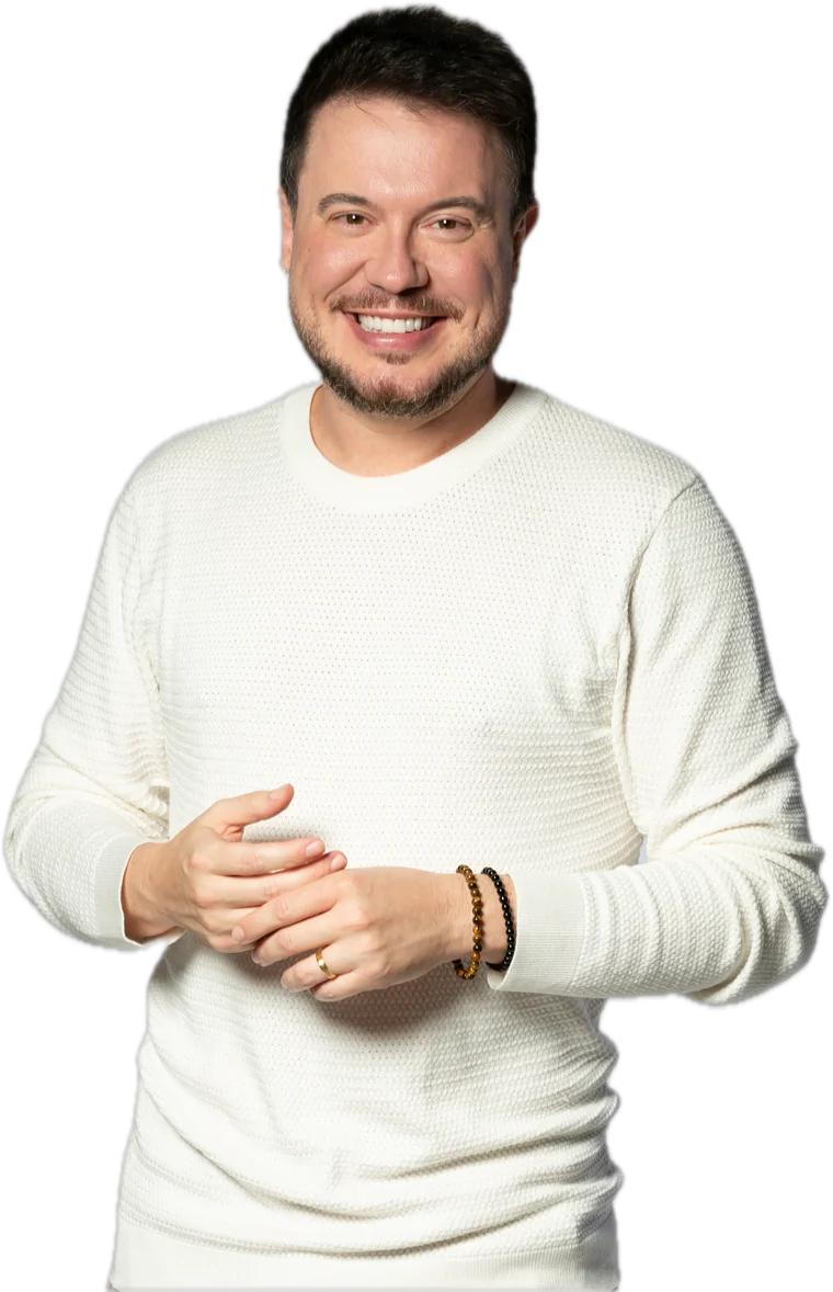 William Sanches sorrindo, com as mãos juntas
